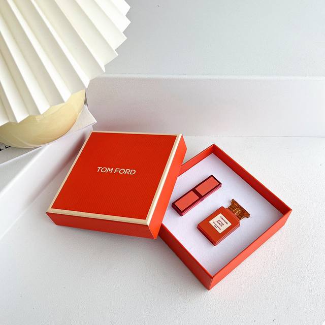 专柜品质 Tom Ford限量礼盒Bitter Peach 这是一款蒂有木质和草本气息的绿色香气香水前调开篇就是一颗软软糯糯的水蜜桃 血橙结合蒿像是桃核蒂出-