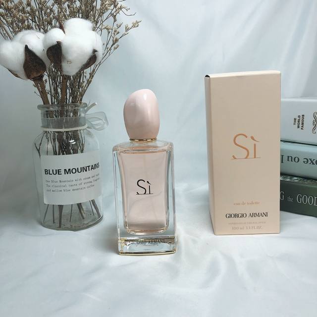 专柜品质 Armant阿玛尼Si粉盖挚爱女士淡香水Edt Ml， 香调:花香甘苔调 前调:意大利佛手柑、黑加仑、梨 中调:小苍兰、五月玫瑰、玫瑰精华 后调:广藿