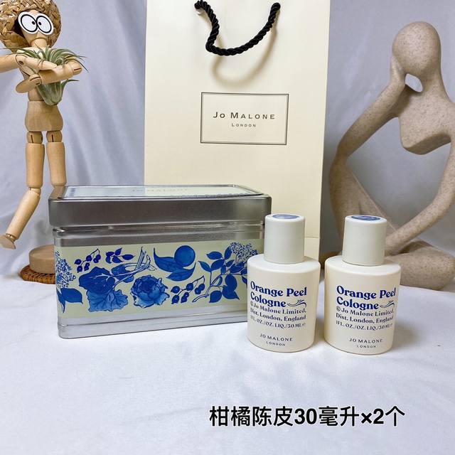 专柜品质 祖马龙 Orange Pee柑橘陈皮30毫升×2个 先是甜酸清新的橘子皮 中间有点涩涩最后是偏洗发水的味儿 中规中短算特别男女都可 Jomalone祖