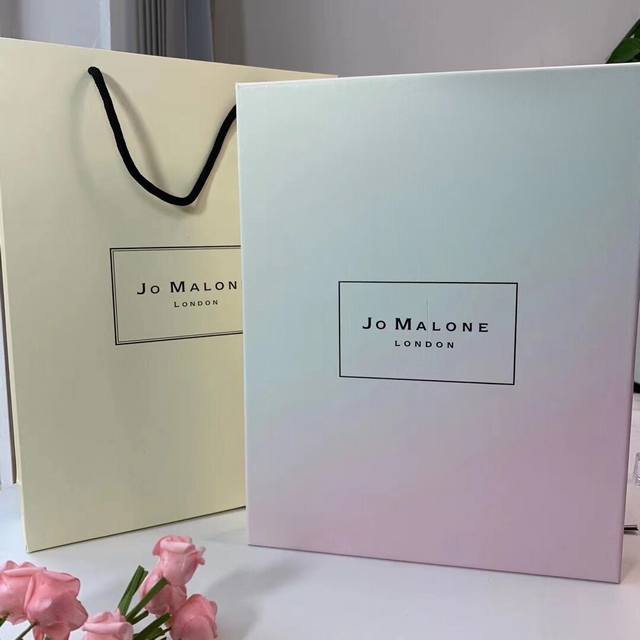 专柜品质 祖马龙花开系列香水中小样十二件套花园版！内含：30Ml蓝风铃，9Ml桂花，梅花，合欢花，星木兰，黑莓，英国梨，杏桃花与蜂蜜 ，桂花 ，橙花 ，睡莲 ，