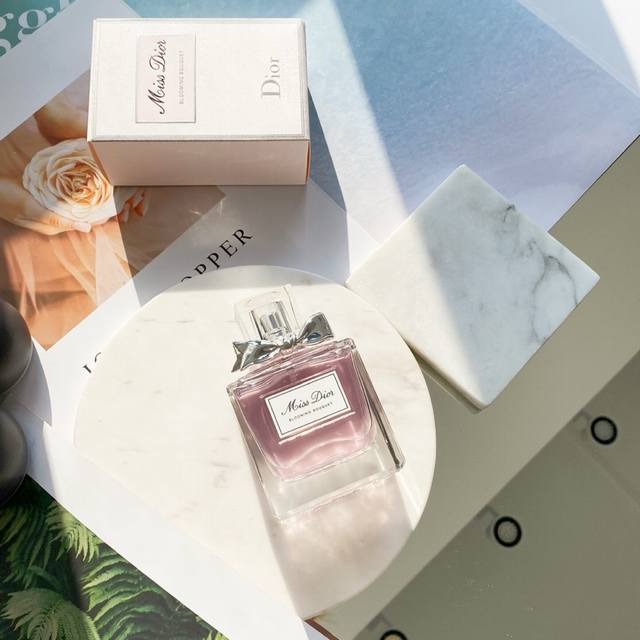 100专柜品质 Blooming Bouquet Edt花漾甜心淡香水100Ml 前调：西西里柑橘、橙花中调：牡丹、玫瑰尾调：广藿香、白麝香 花漾甜心诞生于20