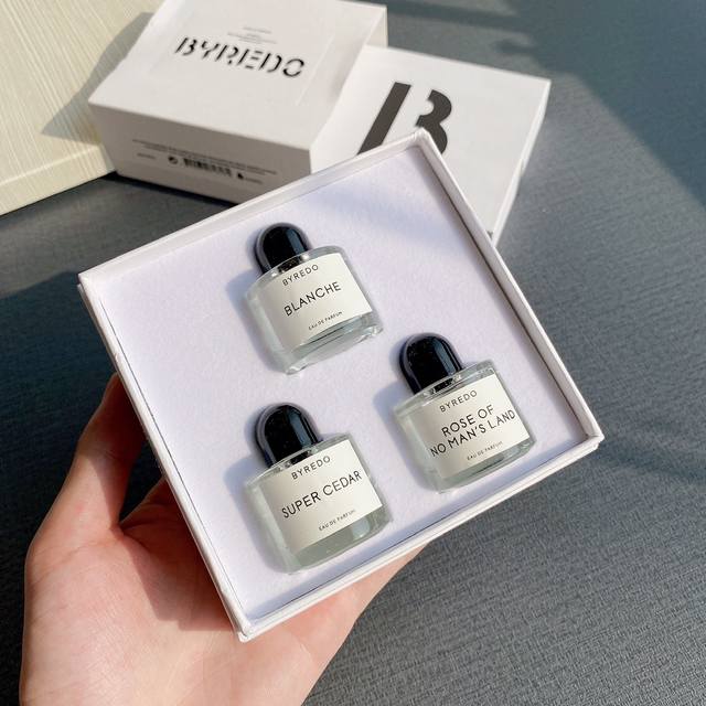 专柜品质 Byredo香水三件套来咯！ 真的是最完美的组合了，完全不用考虑可以直接入手！这个套装有三种香型： ①无人区玫瑰 ②白色浪漫 ③超级雪松 三种香都是比