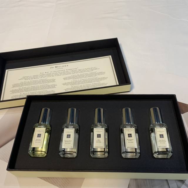 专柜品质 Jo Malone祖玛珑小样套装×5带喷头9Ml 分别五个不同香味：橙花英国梨蓝风铃黑莓青柠 1橙花 前调：香橼 绿叶 克里曼丁红橘 中调：橙花 莲花