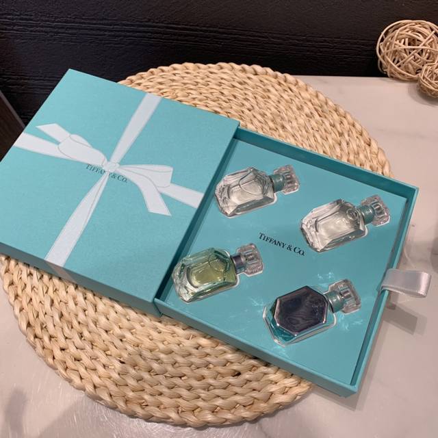 专柜品质 Tiffany蒂芙尼钻石香水小样四件套5Ml ①热情香水 ②钻石同名 ③铂金 ④女士香氛