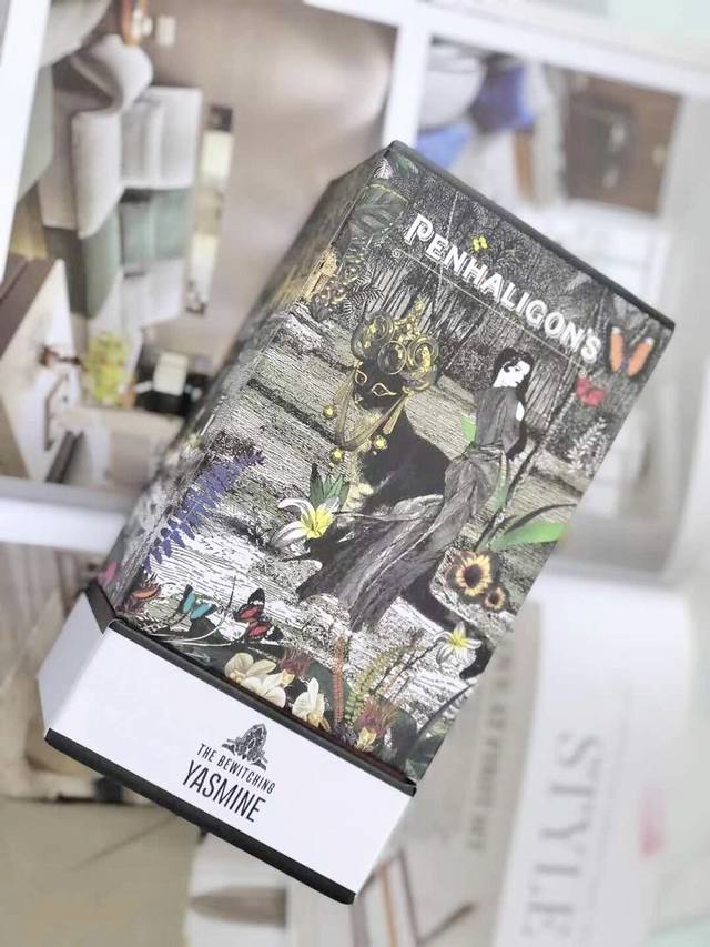 专柜品质 潘海利根兽首，迷人的雅丝明猫 潘海利根的兽首家族系列，大名在外无需多言。 作为香水控，没有选大热的招牌麋鹿，更没选大多数女生喜欢的狐狸玫瑰调，而是凭着