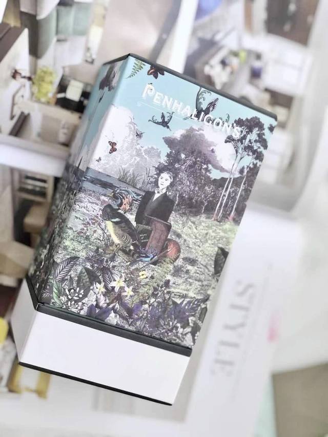 专柜品质 吹爆这只香水！超清新不甜腻！男女通杀～ 潘海利根兽头系列的新香鸭子，超好闻！清淡的中性香。 香水气味描述： 新鲜的苦橙叶，绿意茵茵，气味清淡。 隐约带
