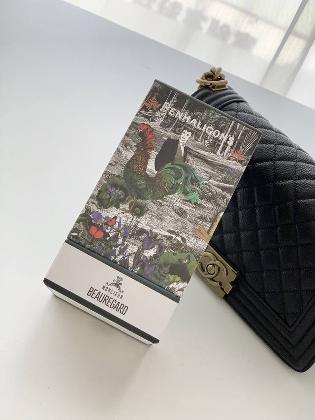 专柜品质 Penhaligon's潘海利根 兽首系列 博瑞德先生 鸡 。 虽然这是款辛辣调的香水，但是开篇真的很温和，穿了一整天也没什么存在感，留香时间还不错的