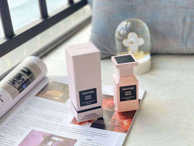 专柜品质 Tom Ford 新香Rose Prick玫瑰樱花粉 这款香水的前调是略带辛辣的花椒和姜，给人留下深刻性感的第一印象，率先冲击你的感官极限。 中调则以