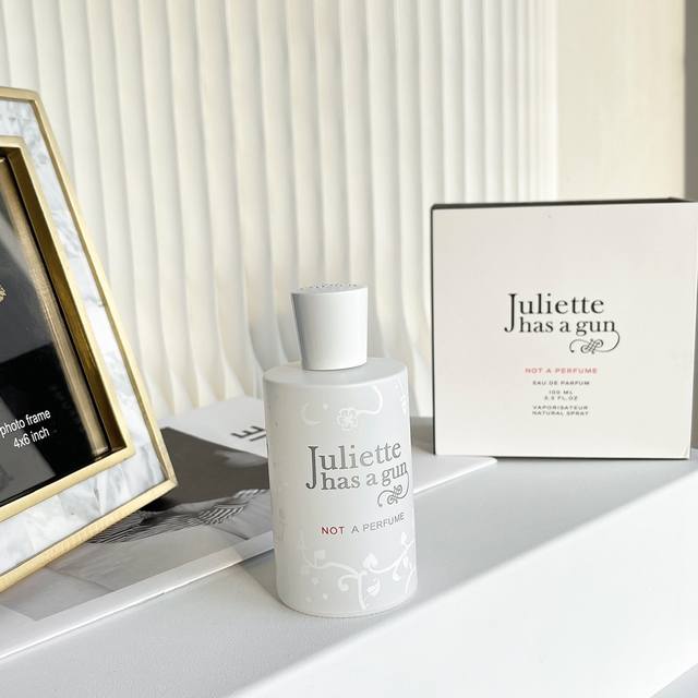 专柜品质 佩枪朱丽叶不是香水 Juliette Has A Gun这款 既有法式香氛经典的浪漫又有品牌独有的酷感 Not A Perfume 不是香水 香调：麝
