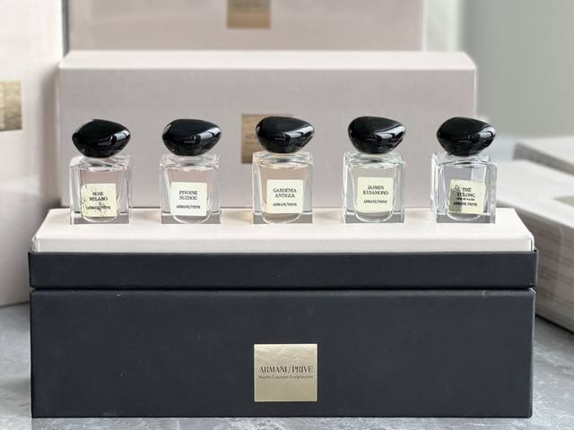 专柜品质 Armani阿玛尼挚爱香水系列小样5件套，Q版小样7.5Ml，不带喷头！原单质量，不知道买啥味道的正装可以试试这个哦。小样真的墙裂推荐大家买！一套五只