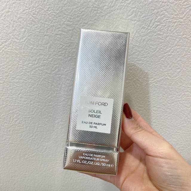 专柜品质 Tf雪映流光香水50Ml19新款是璀璨流光Soleil Blanc的呼应款，冬日太阳照射在雪上的感觉很好闻很高冷；前调:香柠檬胡萝卜种子；中调:大茉莉
