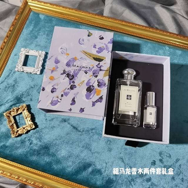 专柜品质 祖马龙-蓝风铃两件套礼盒 祖马龙的香水味道普遍简单直接 最喜欢蓝风铃，一款非常经典的香味，既小女人又女孩，味道清爽清淡 风铃草和丁香的甜美很适合女孩子