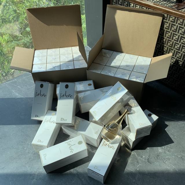 专柜品质 在众多香水中，Dior这款真我就如同王者一般的存在，最经典的Edp浓香型，很多小姐姐的人生第一次香都给了它，真我的瓶身设计也独具特色。按照New Lo