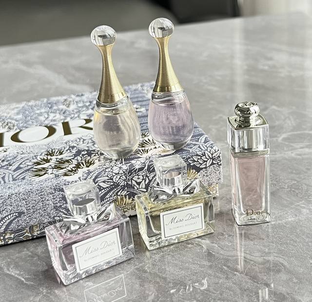 专柜品质 Miss Dior-Edt迪奥小姐花漾淡香水 前调：西西里柑橘、橙花油洗 中调：牡丹花、玫瑰纯香 基调：广藿香、白麝香 Dior 迪奥 淡香真我 香调