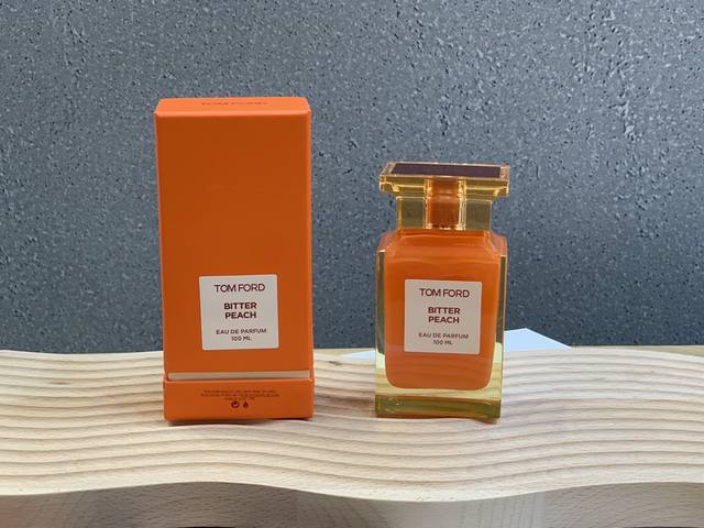 专柜品质 Tf最新款限量版苦桃 Ml、男女通用中性香水。 前调:桃、血橙、豆蔻、天芥菜 中调:朗姆酒、印蒿、劳丹脂 后调:广藿香、檀木香 是一款男女们回味的桃香
