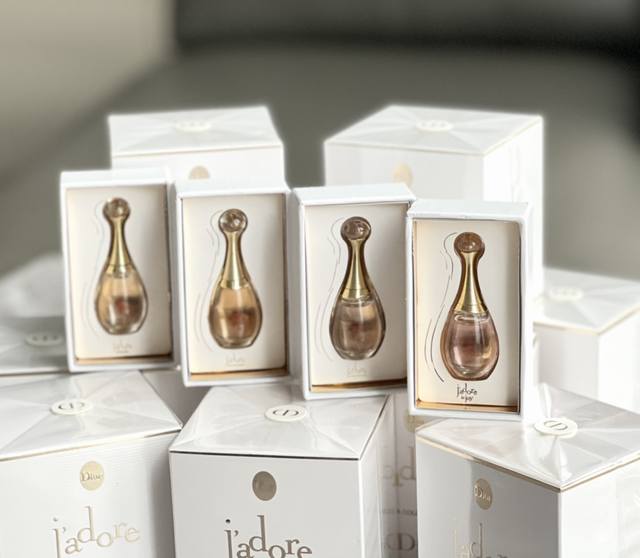 专柜品质 Diorj'ador 迪奥最新真我香水 Dior礼盒套装5Ml 真我经典颈饰自由舒展，演绎全新风格。经典马赛颈环层层展开，轻柔坠覆曼妙香水瓶身，尽释珍