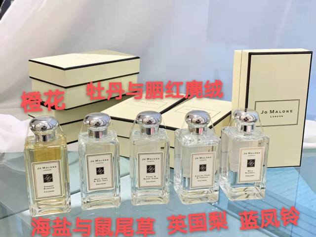 专柜品质 祖马龙五款经典香水～～试香 1.蓝风铃 前调：风铃草，丁香 中调：铃兰，茉莉，玫瑰果 后调：白龙涎香，麝香 非常清新淡雅的味道，很适合日常白领，不浓重
