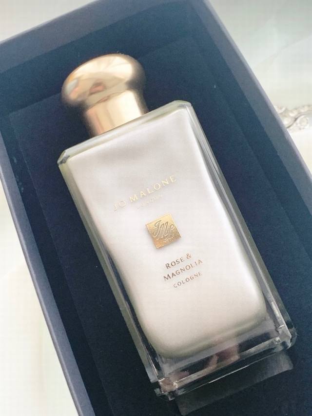专柜品质 木兰初见 玫瑰浪漫｜高级清冷女主香 ■ 一直认为祖玛珑是玩香路上避不可少的选择在这条路上走得越久 选择性则会越高 ～ 当我初次看见这圣诞限定 月下玫瑰