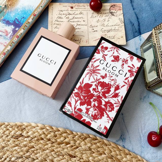 专柜品质 Gucci Bloom花悦女士香水 100Ml 2017年推出由Alessandro Michele参与设计的第一款香水Bloom，经典的粉色陶瓷瓶身