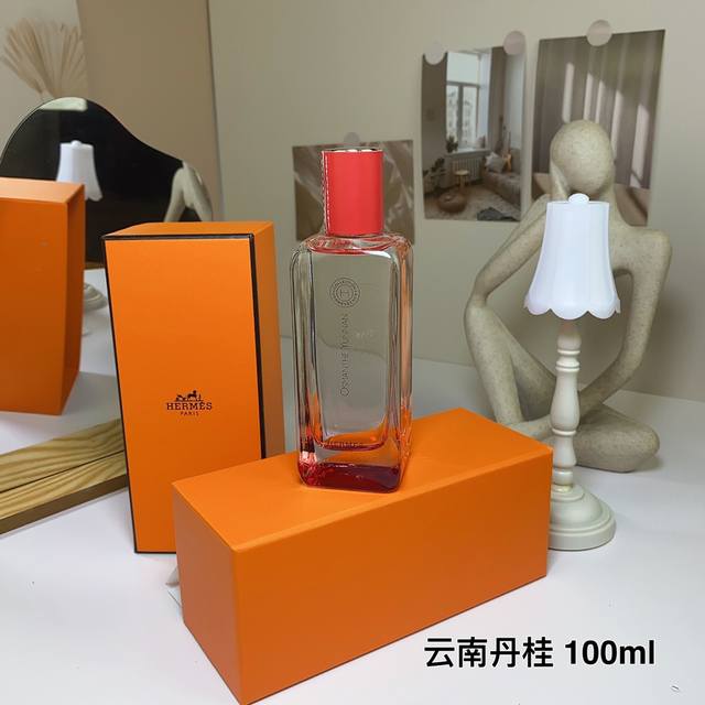 云南丹桂 Osmanthe Yunnan Hermes 爱马仕闻香系列云南丹桂香水 Ml 香调：花香果香调 前调：橙子茶叶 中调：桂花小苍兰 后调：皮革杏 属性
