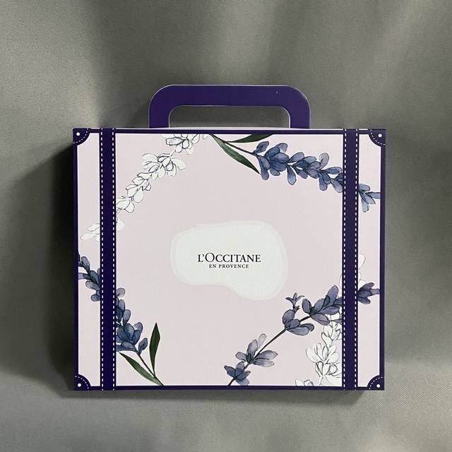 高端品质 欧舒丹白色薰衣草三件套！内含：身体乳250Ml，沐浴露250Ml，护手霜30Ml。
