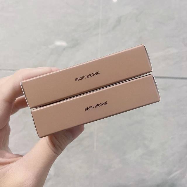 高端品质 3Ce双色修容盘色号：Soft Brown#，Ash Brown#。