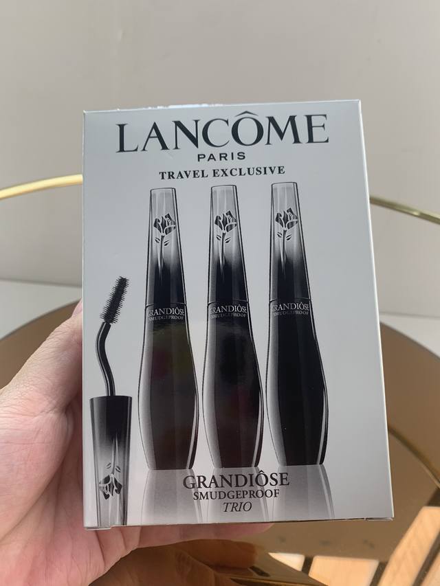 高端品质 兰蔻天鹅颈睫毛膏！自从被Baby、刘诗诗带上婚礼后，就变成断货人气王 每只眼睛分2部分刷，刷头的方向是不一样的，这样才可以达到最好的效果 这款睫毛膏主