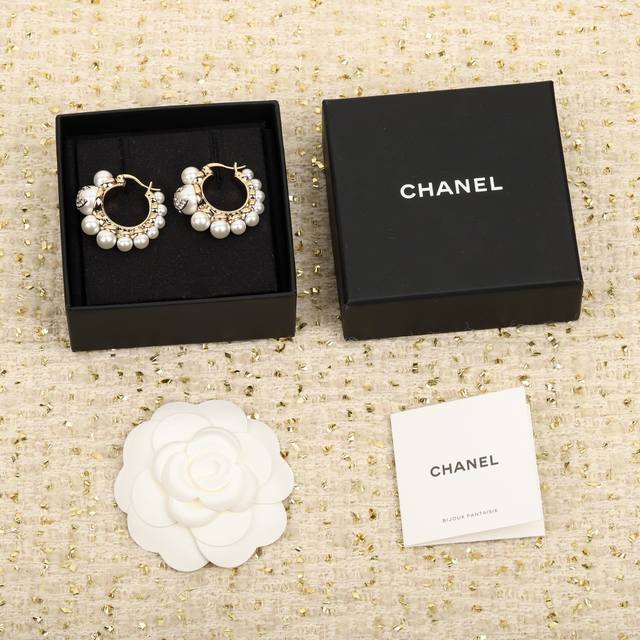 我们出品 量大咨询客Fu Chanel香奈儿椭圆双C耳钉 简约大方日常款，风格永存，经典永在，如若想回归简约经典，那么这款非常的推荐，尺寸适中，双C Logo，