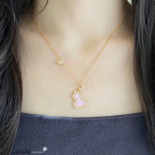 V金材质 麒麟中号粉红蛋石葫芦项链，高颜值 上身效果很赞 很百搭哦 镀厚金 真金质感一流的 八心八箭高碳钻 小而精致 戴出去就说是真金的
