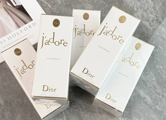专柜品质 Dior 迪奥 真我淡香水 迪奥真我淡香水最突出的就是果香与白花香，开场清新的柑橘气息唤醒感官，清新通透的橙花散发清香，与茉莉的入场衔接得很好，满溢出