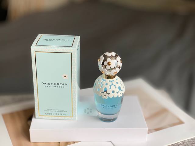 专柜品质 Marc Jacobs Daisy Dream 梦幻小雏菊香水，圆弧球状的瓶身，穿戴上了犹如白日梦般梦幻清爽的淡蓝色，上方装饰着满满的系列小雏菊花朵图