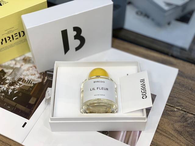 专柜品质 Byredo百瑞德 Lil Fleur 新款青春之花黄色女士香水 Ml，配专柜专柜袋 前调：黑醋栗色、橘子、藏红花 中调：玫瑰 油 、皮革 后调：金木