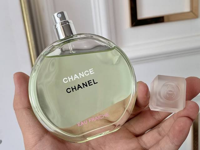 专柜品质 香奈儿邂逅绿50Ml 属性：女香 香型：Edt淡香！蕴藏在圆形瓶身中的闪亮花香调香水。清新的气息让你沉醉在幸福与幸运的环绕中。一场嗅觉的香氛邂逅。 嗅