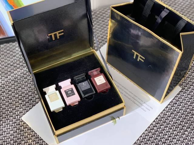 专柜品质 Tf香水套盒7.5Ml*4 礼盒套装！ Tf的香水向来比其他大牌的要贵很多，但是档次也同样的高端，像这种香水基本上各大品牌的价位都在1K附近，但是Tf