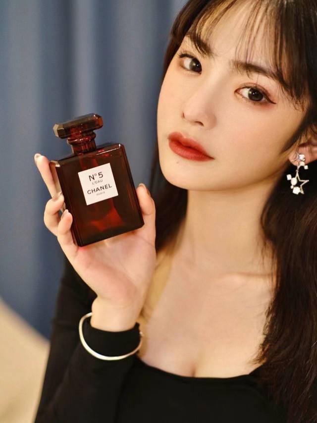专柜品质 香奈儿 经典五号之水红瓶圣诞限量版100Ml Chanel N ° 5 “强烈得像一记耳光一样令你难忘。” Chanel N ° 5是一种截然不同于以