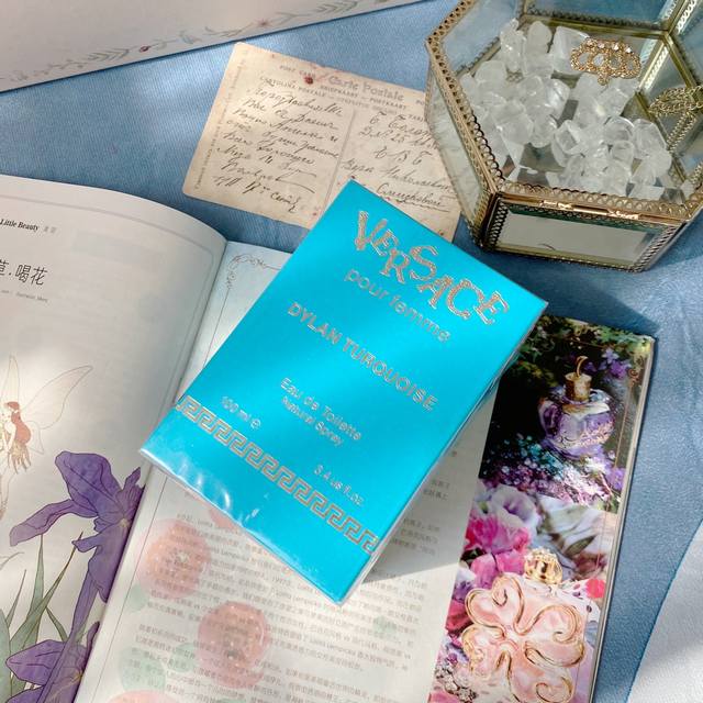 专柜品质 范思哲新款气质女神香水迪伦蓝！瓶身是磨砂手感，瓶口是范思哲标志性立体浮雕设计，非常精致，原本以为只是颜值高，但试喷后会发现惊艳绝伦，不仅颜值出众连香型