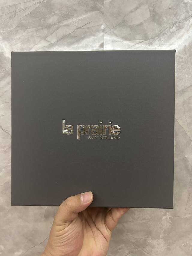通 莱伯妮反重力三件套明通版！内含：反重力精华50Ml+鱼子酱眼霜20Ml+睡眠面膜50Ml。