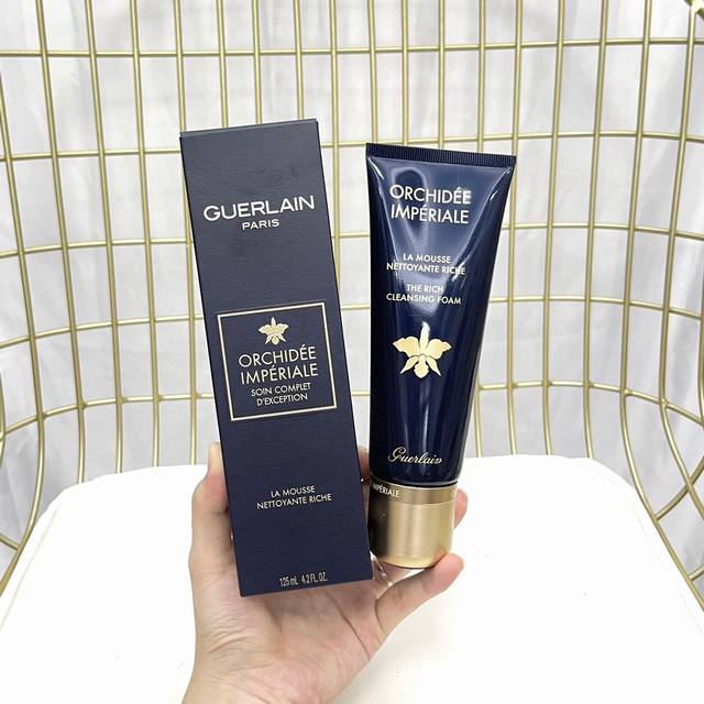 专 娇兰御廷兰花洗面奶125Ml！蕴含具有焕活功效的金新金兰能量，是每日奢享年轻与美丽护肤的关键步骤近似肌肤Ph值的配方，轻盈如羽的质地，能有效清洁并轻松卸除彩