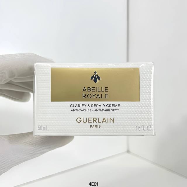 专 娇兰帝皇蜂姿亮白淡斑霜 Ml！淡化黑斑。蜂光霜搭载升级黑蜂修护科技，更添加融蕴焕亮白蜂蜜和淡斑维生素C衍生物的精研焕亮精粹。配方93%成分源自天然，乳霜质地