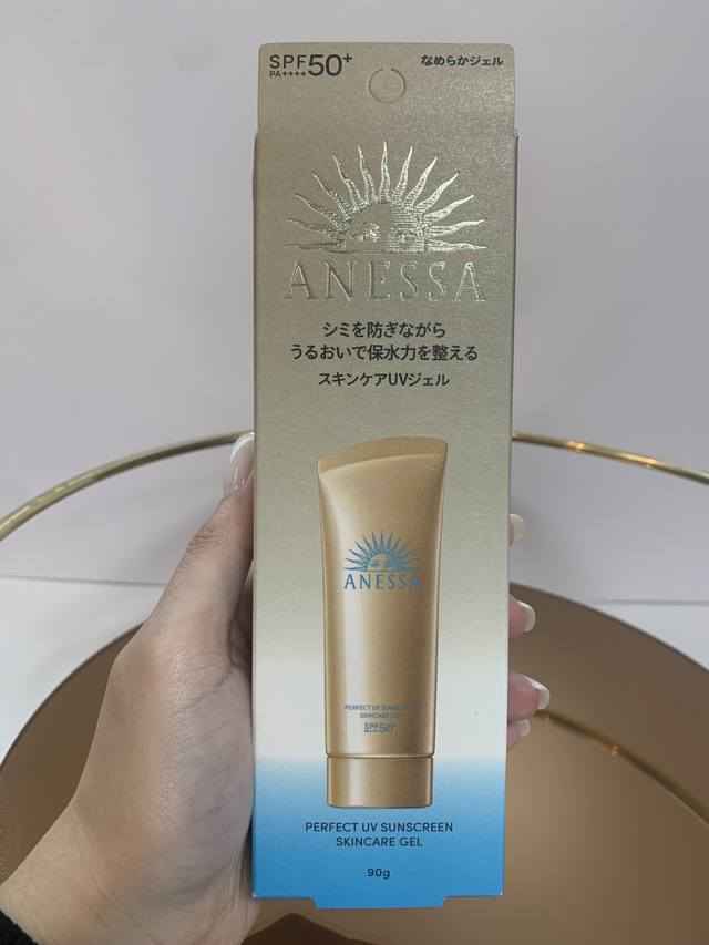 专 安耐晒脸部防晒啫喱新版90G！安耐晒面部专用防晒，可以直接代替妆前乳的面部防晒，偏乳霜啫喱的质地，非常水润，后续上底妆不易浮粉，成膜速度快，超强防水，耐摩擦