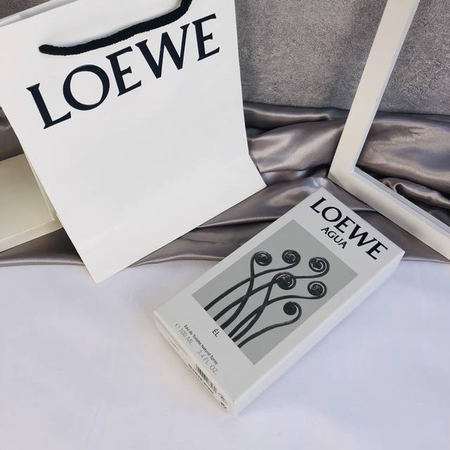 专柜品质 罗意威新香文艺画面感！海风 柑橘 白衬衣 Loewe新出的夏日新香，这款是男款，想到自己还没有男士香水就入了～穿裙子时喜欢偏甜一点的味道，穿的休闲干练