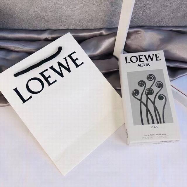 专柜品质 谁告诉你Loewe只有事后清晨？这瓶新香绝了 Loewe新出的香水～ Loewe罗意威之水女香 这个系列一共有4款 我入的是女款淡香～ 水生调 前调是