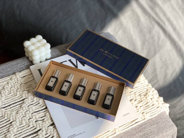 专柜品质 Jo Malone 祖马龙限量版香水 蓝盒黑瓶 祖玛珑圣诞限量香氛礼盒9Ml*5 非常推荐入手的组合装，经常用香水的都知道小支装最好用，便于携带而且小