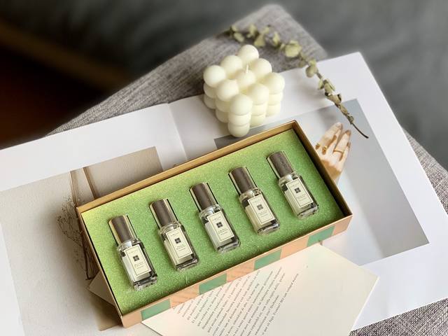 专柜品质 Jomalone Og祖马龙限量版女士香水 五件套9Ml*5，非常推荐入手的组合装，经常用香水的都知道小支装最好用，便于携带而且小容量用完了随时换~