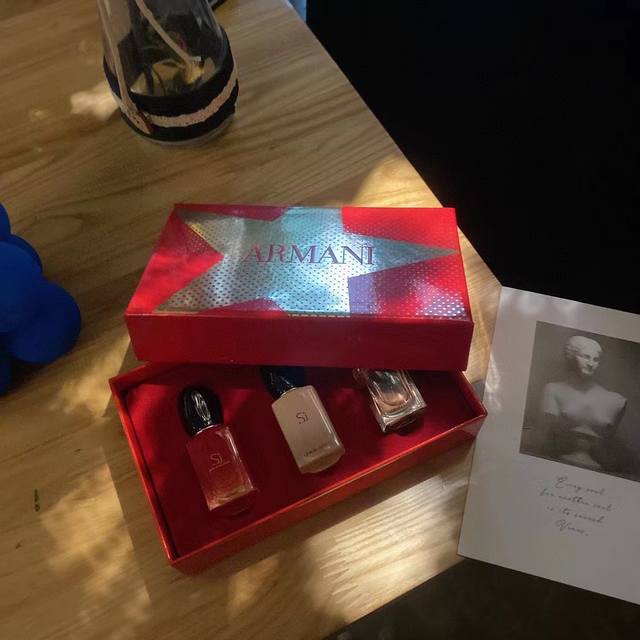 专柜品质 阿玛尼挚爱香水 阿玛尼香水是个人我一定会爱上她 低调又优雅的味道闻起来让人很舒服 经典持久留香女士淡香水 不甜腻
