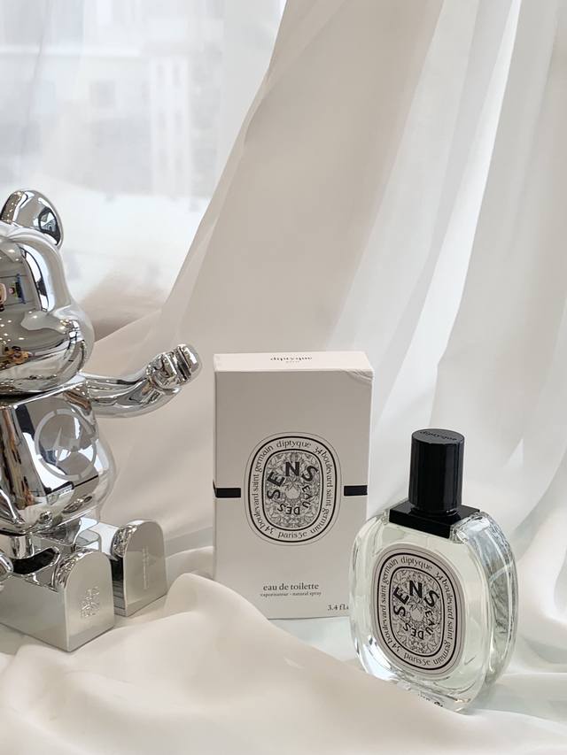 专柜品质 蒂普提克感官之水Diptyque Eau Des Sens 香调：柑橘馥奇香调 前调：橙花 苦橙 中调：杜松子 后调：广藿香 当归 属性：中性香 调香