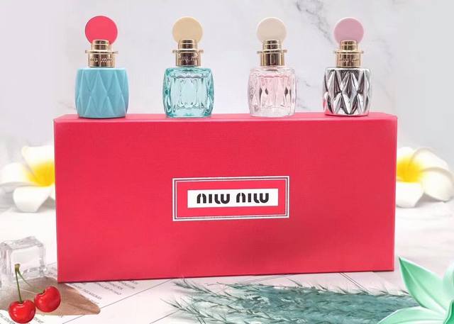 专柜品质 Q版Miumiu香水缪缪四件套4×7.5Ml 两款: 红盒 蓝盒 小样迷你套盒，喷头，滴抹式 一个套盒集齐Miumiu家全系列 外貌协会的少女心怎么可