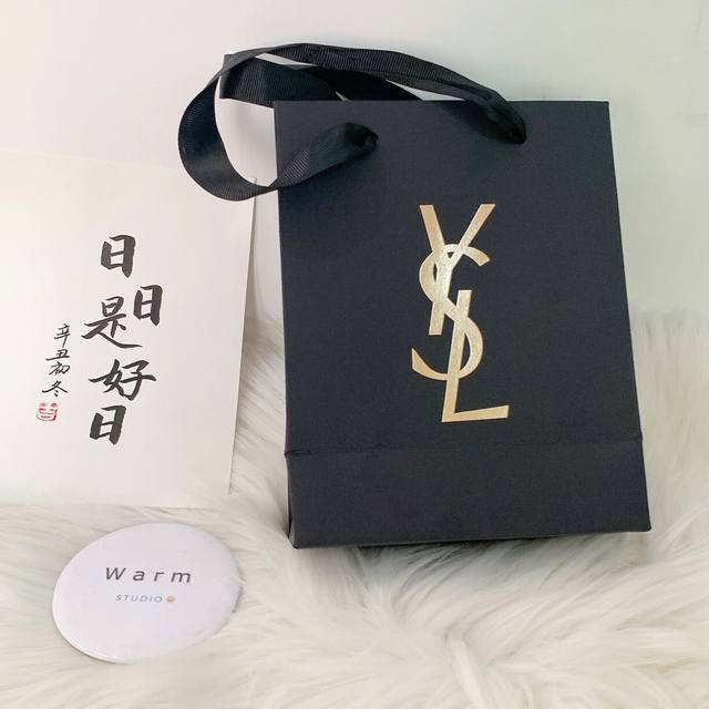 跨年活动价 专柜品质 礼盒礼袋+圣罗兰Ysl香水小样三件套套装7.5Ml*3 黑鸦片经典浓香：前调不那么明显,中调开始变甜,时间越长越好闻 反转巴黎经典香水：这