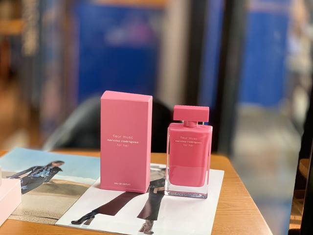 专柜品质 1Narciso Rodriguez For Her纳西素香水 斩男香 网红香水 Ml 首先外观不用多说，很多妹子肯定都是被它瓶子貌美先吸引的，质感也
