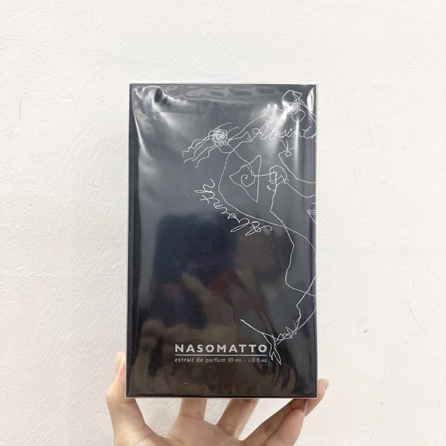 专柜品质 纳斯马图苦艾香水30Mlabsinth纳斯马图苦艾。喜欢苦艾的不要错过这款香！这是一款非常醇厚的苦艾与香根草题材的香水绿感十足泥土感非常强 开头一股绿